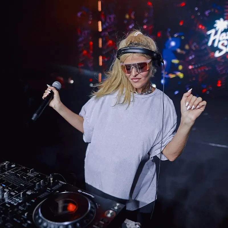 LIVE DJ & DANCE FLOOR